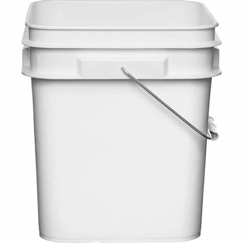 Seau carré blanc en plastique 8 L avec anse métallique