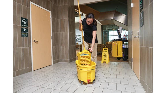 Seau à essorage latéral WAVEBRAKE® avec presse, égouttoir, jaune, 44 pintes