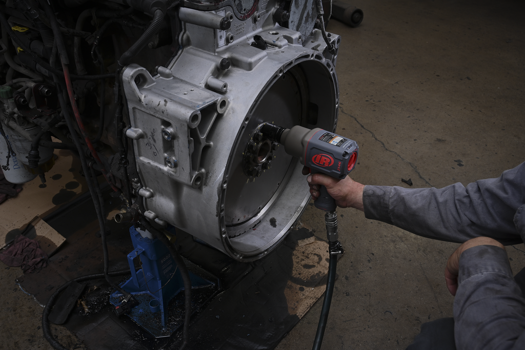 3/4" Air Impact Wrench Quiet 2,000 Ft-Lbs Nut-Busting Torque Maintenance Duty Pistol Grip