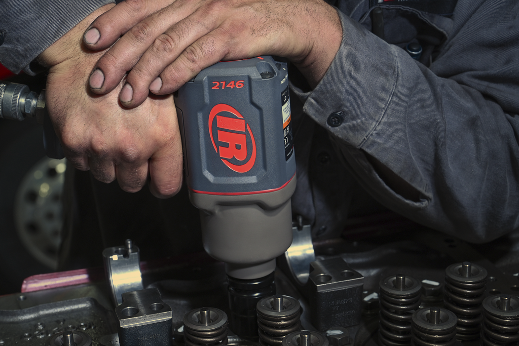 3/4" Air Impact Wrench Quiet 2,000 Ft-Lbs Nut-Busting Torque Maintenance Duty Pistol Grip