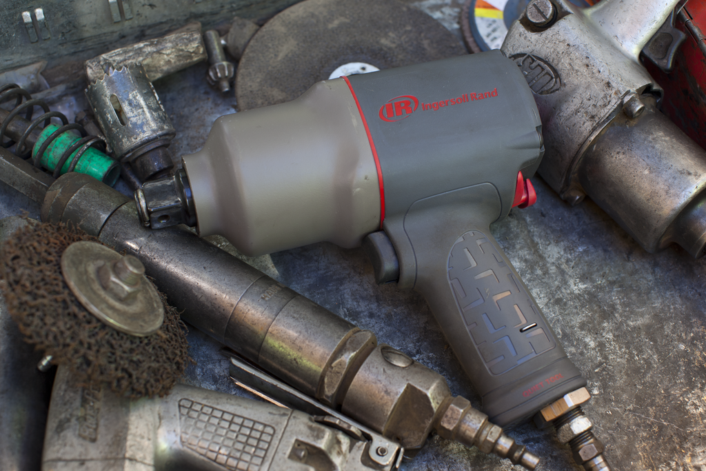 3/4" Drive Air Impact Wrench Quiet 1700 Ft-Lbs Nut-Busting Torque Pistol Grip