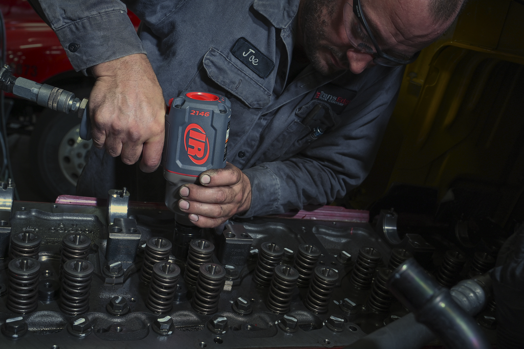 3/4" Air Impact Wrench Quiet 2,000 Ft-Lbs Nut-Busting Torque Maintenance Duty Pistol Grip