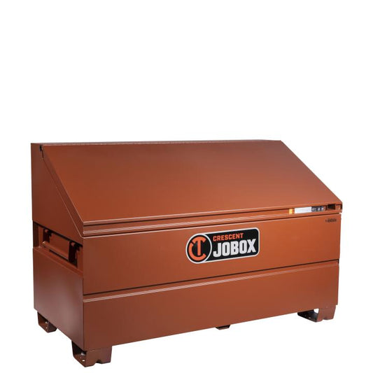Organisez vos réunions matinales autour du coffre incliné JOBOX. Son couvercle verrouillable offre une surface idéale pour travailler sur des plans et des ordinateurs portables sur le chantier. Il comprend également la populaire étagère Lift-N-Stow p