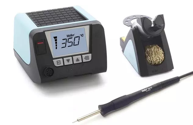 Le kit de station de soudage Weller WT1011 est une solution complète pour les tâches de soudage de précision. Ce kit comprend la station de soudage WT1, le fer à souder WP65, la panne à souder XNTA et le support de sécurité WSR201, offrant tout ce do