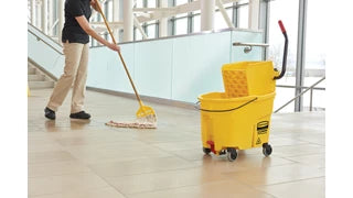 Seau à essorage latéral WAVEBRAKE® avec presse, égouttoir, jaune, 44 pintes